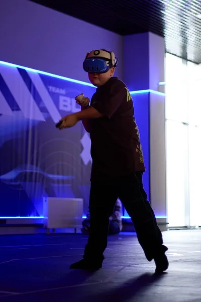 Дети играют в VR